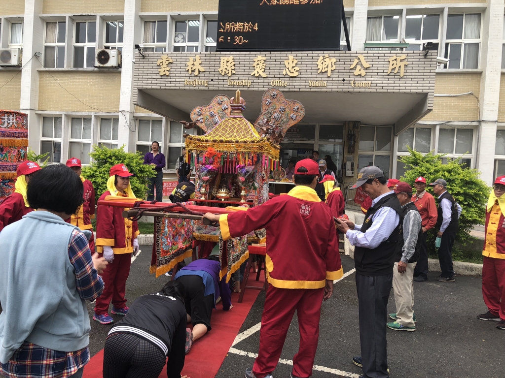 員工排隊鑽轎腳